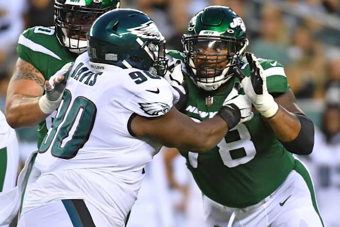 Jets' guard Laken Tomlinson goes against Eagles' defensive lineman Jordan Davis in a 2022 NFL Preseason game